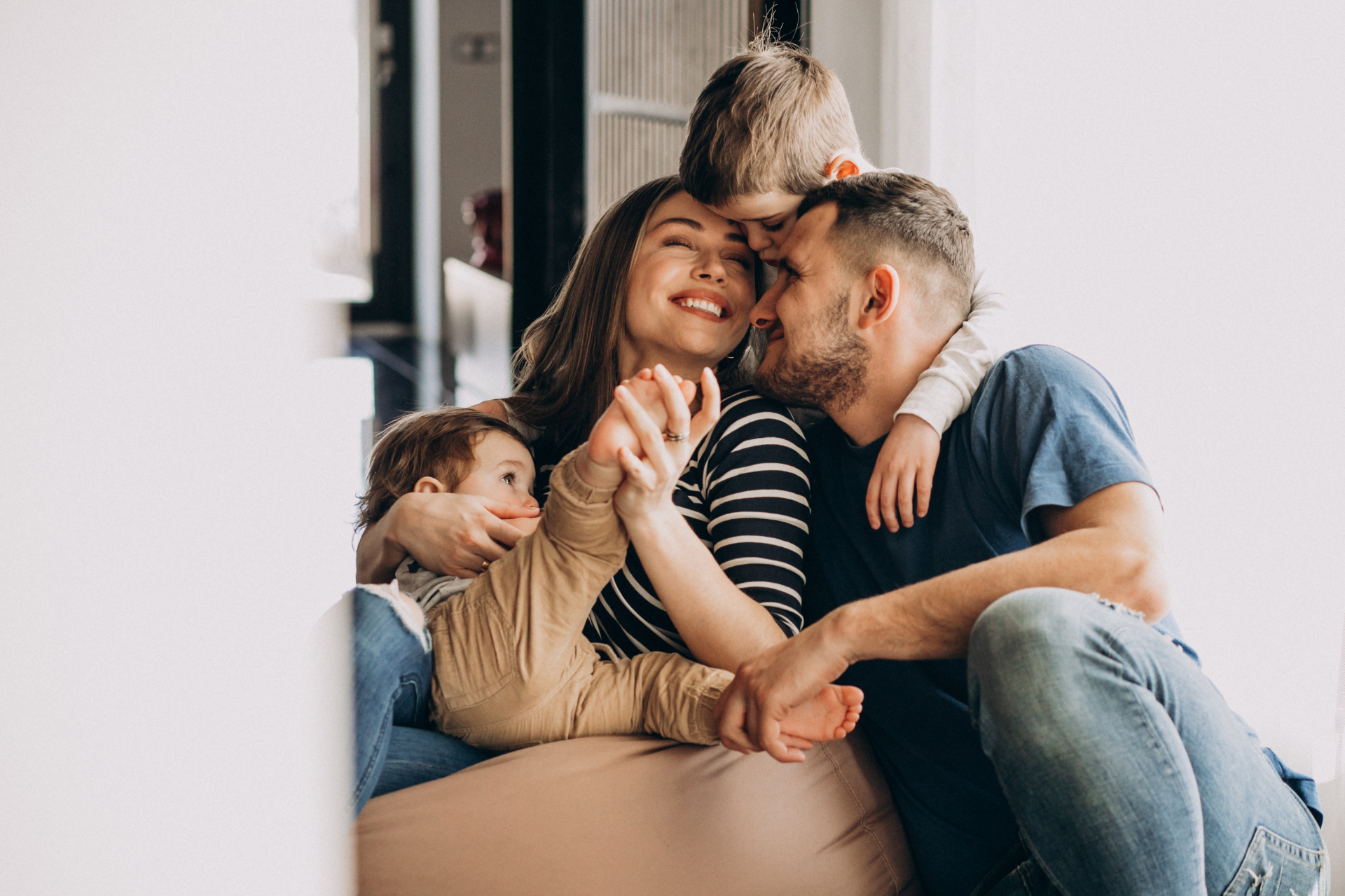 Famílias de várias idades sorrindo juntas